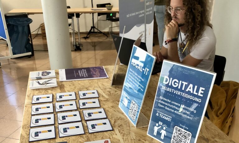 Mehr über den Artikel erfahren Das Team bei den Kieler Open Source und Linux Tagen